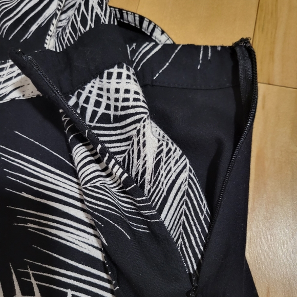 XS ONEILL Summer Romper with zip side and pockets. Worn 1 time. LIKE NEW - Picture 3 of 4